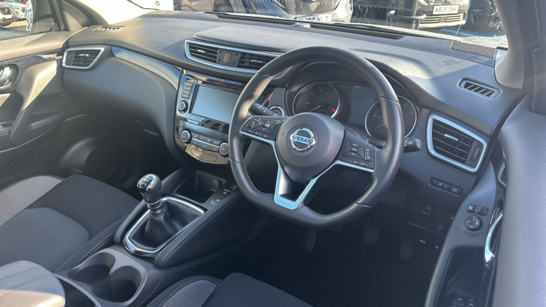 Nissan Qashqai 1.3 DiG-T N-Connecta 5dr [Glass Roof Pack] Petrol Hatchback